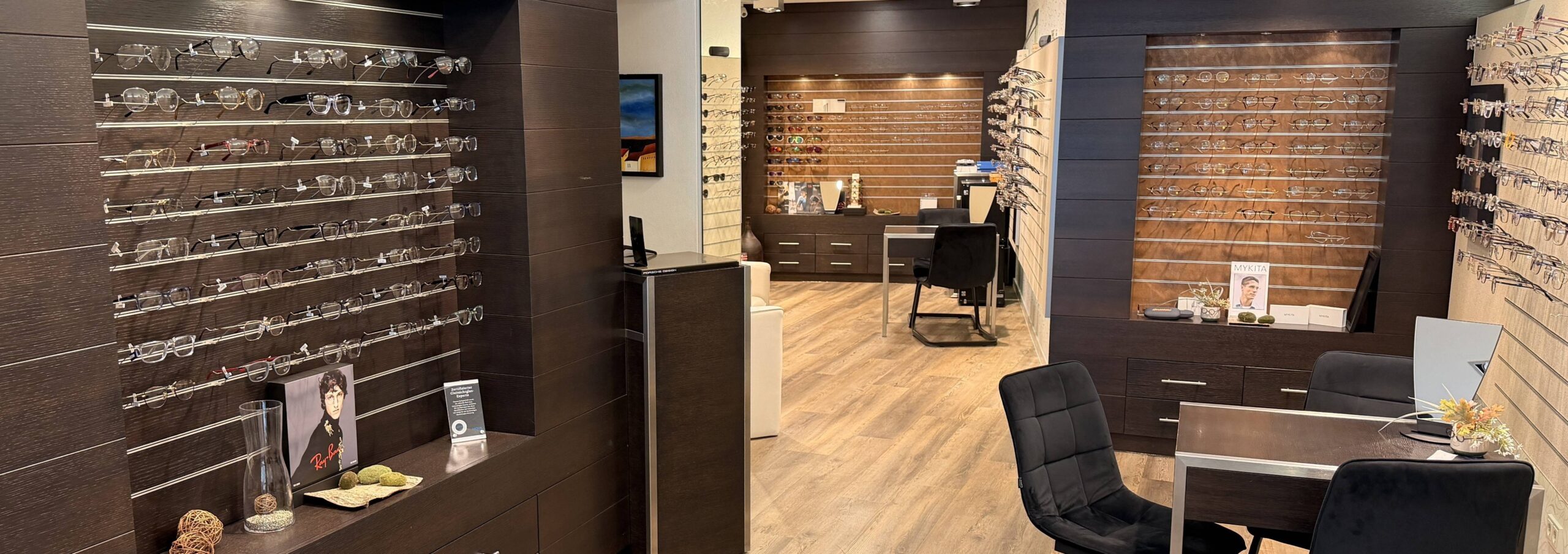Moderne Brillen und Sonnenbrillen beim Optiker in Troisdorf entdecken – große Auswahl an Designerbrillen, hochwertigen Brillenfassungen und individueller Sehberatung für Damen und Herren.