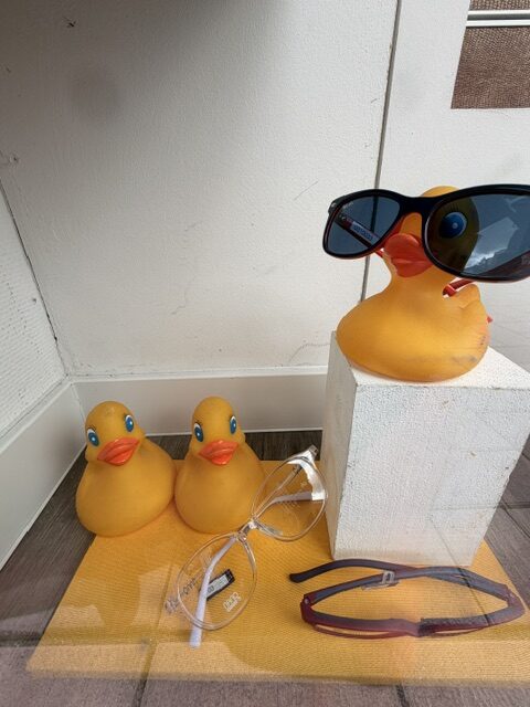 Kindersonnenbrille und Gummienten-Deko im Schaufenster von Meller Optic